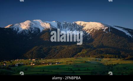 Cambredase picco nevoso visto dal villaggio di Mont-Louis in un alba di primavera (Pirenei Orientali, Occitanie, Francia) ESP: Cambredase nevado en primavera Foto Stock