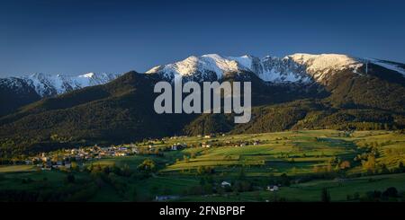 Cambredase picco nevoso visto dal villaggio di Mont-Louis in un alba di primavera (Pirenei Orientali, Occitanie, Francia) ESP: Cambredase nevado en primavera Foto Stock