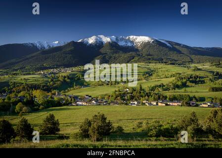 Cambredase picco nevoso visto dal villaggio di Mont-Louis in un alba di primavera (Pirenei Orientali, Occitanie, Francia) ESP: Cambredase nevado en primavera Foto Stock