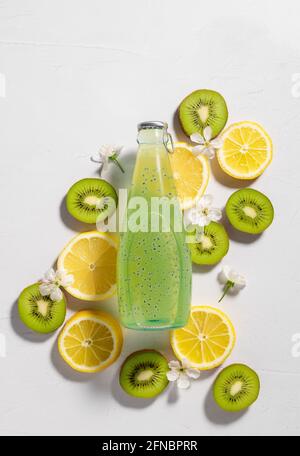 composizione piatta con bevanda alla menta al limone kiwi Foto Stock