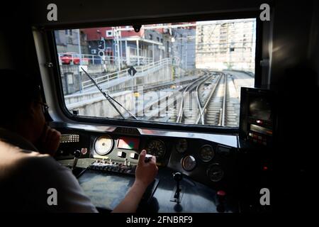 Vista interna delle mani del pilota e del cockpit del quadro della strumentazione di treno antico Foto Stock