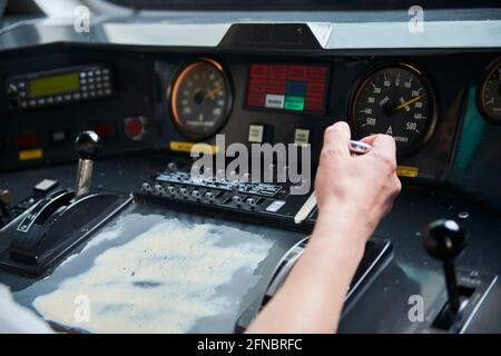 Vista interna delle mani del pilota e del cockpit del quadro della strumentazione di treno antico Foto Stock