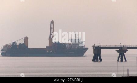 Wilhelmshaven, Germania. 16 maggio 2021. La nave-container Amoenitas nelle acque tedesche, sulla strada per il porto di destinazione a Wilhelmshaven. A Wilhelmshaven è arrivata una nave portacontainer che trasporta sostanze chimiche tossiche provenienti dal Libano e, nelle ultime settimane, esperti tedeschi hanno salvato le sostanze chimiche nel porto di Beirut, dove nell'agosto del 2020 si è verificato un'esplosione devastante. Credit: --/Nord-West-Media TV /dpa/Alamy Live News Foto Stock