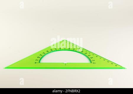 righello triangolare per studiare a scuola isolato su sfondo bianco Foto Stock
