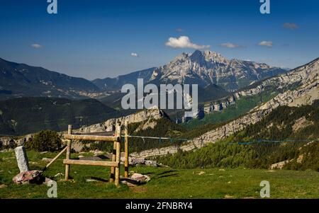 Pedraforga e Serra del Cadí visti da prati di Moixeró in primavera (PN Cadí-Moixeró, Catalogna, Spagna, Pirenei) ESP: Vistas del Pedraforcia y el Cadí Foto Stock