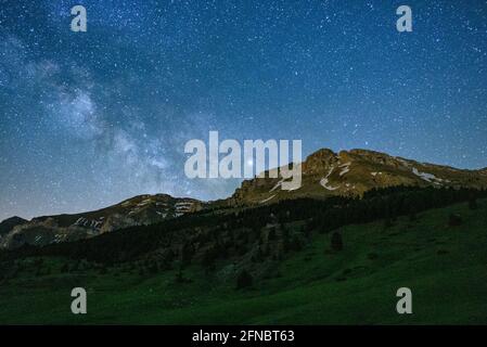 Prat d'Aguiló capanna e campo di notte, nel Parco Nazionale di Cadí-Moixeró (Cerdanya, Catalogna, Spagna, Pirenei) ESP: Refugio y Prat d'Aguiló de noche Foto Stock