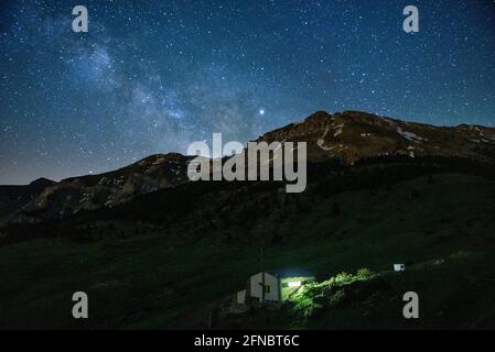 Prat d'Aguiló capanna e campo di notte, nel Parco Nazionale di Cadí-Moixeró (Cerdanya, Catalogna, Spagna, Pirenei) ESP: Refugio y Prat d'Aguiló de noche Foto Stock