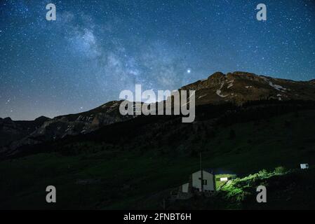 Prat d'Aguiló capanna e campo di notte, nel Parco Nazionale di Cadí-Moixeró (Cerdanya, Catalogna, Spagna, Pirenei) ESP: Refugio y Prat d'Aguiló de noche Foto Stock