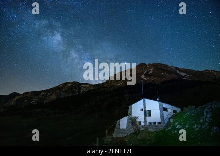 Prat d'Aguiló capanna e campo di notte, nel Parco Nazionale di Cadí-Moixeró (Cerdanya, Catalogna, Spagna, Pirenei) ESP: Refugio y Prat d'Aguiló de noche Foto Stock