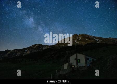 Prat d'Aguiló capanna e campo di notte, nel Parco Nazionale di Cadí-Moixeró (Cerdanya, Catalogna, Spagna, Pirenei) ESP: Refugio y Prat d'Aguiló de noche Foto Stock