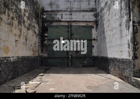 Porta di una prigione abbandonata nell'ex Forte Ussher ad Accra, Ghana. Foto Stock