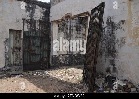 Porta di una prigione abbandonata nell'ex Forte Ussher ad Accra, Ghana. Foto Stock