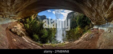 Salt del: Cascata Molí Bernat vista dall'interno della grotta (Tavertet, Collsacabra, Catalogna, Spagna) ESP: Cascada del Molí Bernat desde el interno Foto Stock