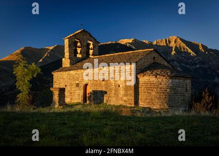 Sant Quirc de Durro Hermitage in un tramonto d'autunno (Valle di Boí, Catalogna, Spagna, Pirenei) ESP: Ermita de Sant Quirc de Durro en un atardecer otoñal Foto Stock