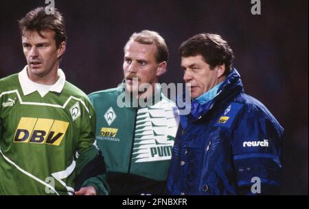 Colonia, Germania. 17 Ott, 2020. Firo: 06.11.1993 Calcio: Calcio: 1 Bundesliga archivio 15° stagione 1993/94 1.FC Colonia, Koeln - SV Werder Bremen 2: 0 da sinistra: Werder, Manfred Bockenfeld, Thomas Schaaf e otto Rehhagel | Use worldwide Credit: dpa/Alamy Live News Foto Stock