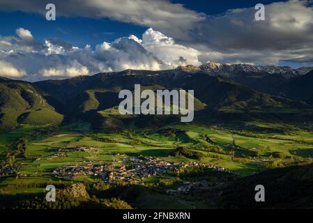 Tramonto di primavera a la Cerdanya, visto da vicino Ordèn, con Bellver de Cerdanya nel centro (Lleida, Catalogna, Spagna, Pirenei) Foto Stock