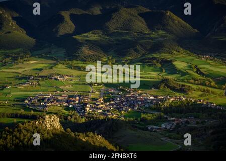 Tramonto di primavera a la Cerdanya, visto da vicino Ordèn, con Bellver de Cerdanya nel centro (Lleida, Catalogna, Spagna, Pirenei) Foto Stock