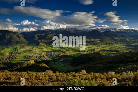 Tramonto di primavera a la Cerdanya, visto da vicino Ordèn, con Bellver de Cerdanya nel centro (Lleida, Catalogna, Spagna, Pirenei) Foto Stock