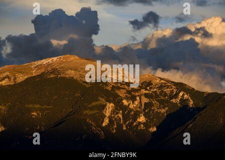 Tramonto di primavera a la Cerdanya, visto da vicino Ordèn, con la cima Tosa d'Alp sullo sfondo (Lleida, Catalogna, Spagna, Pirenei) Foto Stock