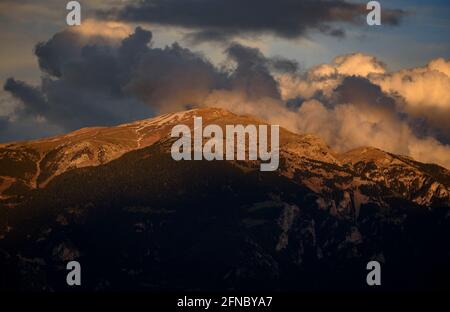 Tramonto di primavera a la Cerdanya, visto da vicino Ordèn, con la cima Tosa d'Alp sullo sfondo (Lleida, Catalogna, Spagna, Pirenei) Foto Stock