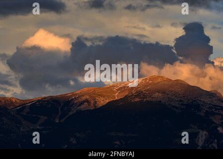 Tramonto di primavera a la Cerdanya, visto da vicino Ordèn, con la cima Tosa d'Alp sullo sfondo (Lleida, Catalogna, Spagna, Pirenei) Foto Stock