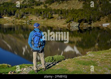 Mattina estiva nei laghi di Camporells, sotto i monti Pic Peric e Petit Peric (Pyrénées Orientales, Occitanie, Francia) Foto Stock