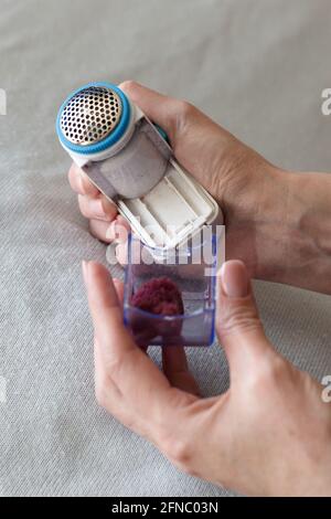 Dispositivo manuale per la rimozione di pelucchi e lana dai vestiti. Foto Stock