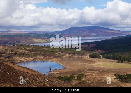 Vista su Rannoch Moor da Leagag con Loch Monaghan in primo piano e Loch Rannoch in lontananza, Scozia, Regno Unito Foto Stock