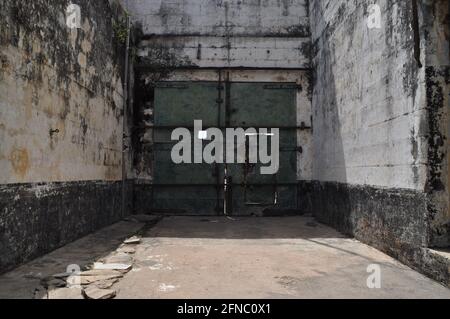 Porta di una prigione abbandonata nell'ex Forte Ussher ad Accra, Ghana. Foto Stock