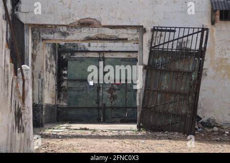 Porta di una prigione abbandonata nell'ex Forte Ussher ad Accra, Ghana. Foto Stock