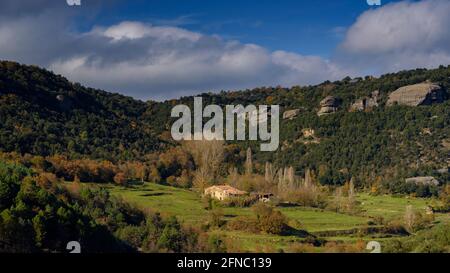 Vista dalla scogliera Morro de l'Abella, a Tavertet (Collsacabra, Catalogna, Spagna) ESP: Vistas desde el acantilado del Morro de l'Abella, Tavertet Foto Stock