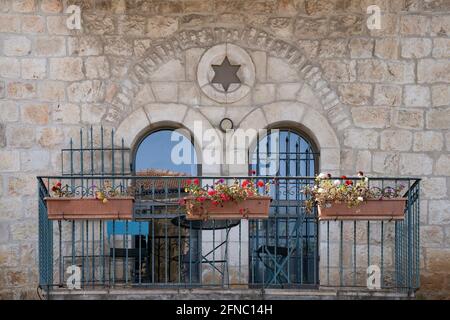 Un balcone tipico nelle case ebraiche della vecchia gerusalemme, con porte ad arco, decorate con una stella di davide. Foto Stock