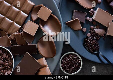 Primo piano di diversi tipi di cioccolatini; dolci cravings Foto Stock