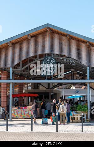 LACANAU, FRANCIA - 05-08-2021: Le Halles de la Gaité (sale della gaiezza) ospitano il mercato settimanale ogni Sabato mattina Foto Stock