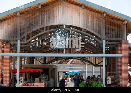 LACANAU, FRANCIA - 05-08-2021: Le Halles de la Gaité (sale della gaiezza) ospitano il mercato settimanale ogni Sabato mattina Foto Stock