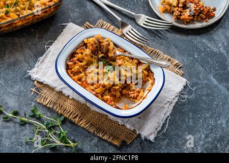 Torta di maiale, funghi e timo con arrosto di patate Foto Stock