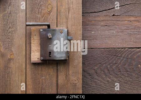 la vecchia porta del fienile e la vecchia serratura Foto Stock