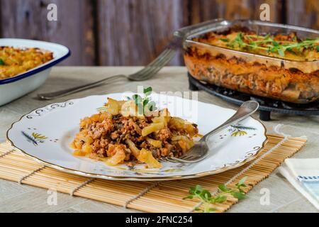 Torta di maiale, funghi e timo con arrosto di patate Foto Stock