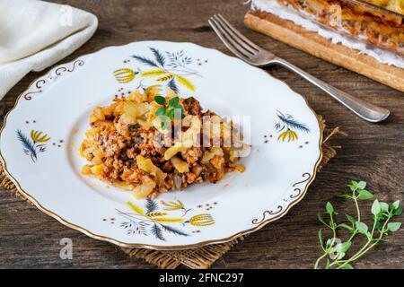 Torta di maiale, funghi e timo con arrosto di patate Foto Stock