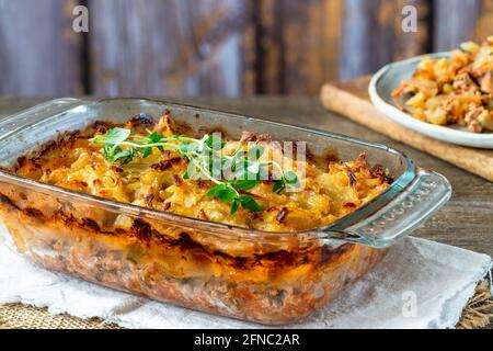 Torta di maiale, funghi e timo con arrosto di patate Foto Stock
