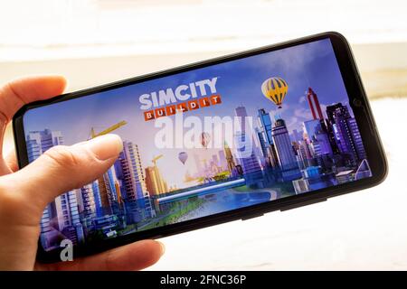 BIELORUSSIA, NOVOPOLOTSK -16 MAGGIO 2021: SIM City Buildit per telefono da vicino Foto Stock