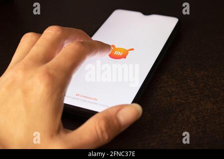 BIELORUSSIA, NOVOPOLOTSK -16 MAGGIO 2021: App Xiaomi per telefono da vicino Foto Stock