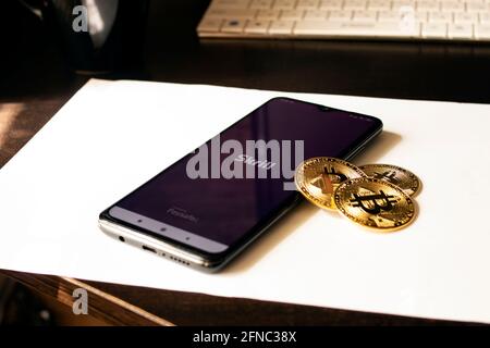 BIELORUSSIA, NOVOPOLOTSK -16 MAGGIO 2021: Telefono skrill app e bitcoins primo piano Foto Stock