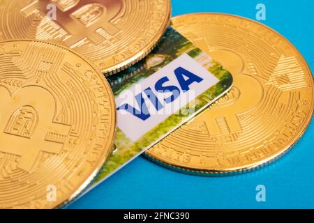 BIELORUSSIA, NOVOPOLOTSK -16 MAGGIO 2021: Primo piano Bitcoins e Visa Card Foto Stock