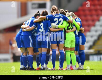 Leigh, Regno Unito. 16 maggio 2021. Leicester City Huddle prima della quinta partita della Coppa delle donne fa tra Manchester United e Leicester City al Leigh Sports Village di Leigh, Inghilterra. Credit: SPP Sport Press Photo. /Alamy Live News Foto Stock