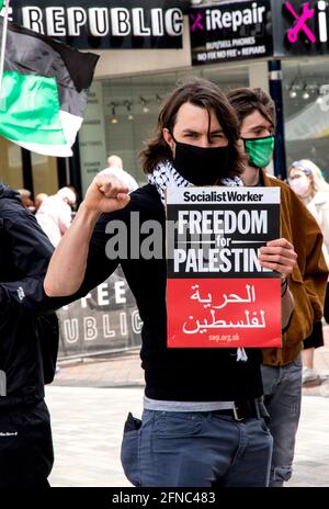 Eastbourne, Regno Unito. 16 maggio 2021. I manifestanti si riuniscono a sostegno dei palestinesi in seguito alle risposte militari di Israele agli attacchi missilistici contro Israele da parte dei militanti di Hamas. Credit: Newspics UK South/Alamy Live News Foto Stock