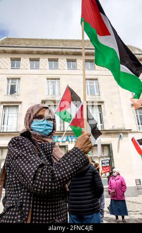 Eastbourne, Regno Unito. 16 maggio 2021. I manifestanti si riuniscono a sostegno dei palestinesi in seguito alle risposte militari di Israele agli attacchi missilistici contro Israele da parte dei militanti di Hamas. Credit: Newspics UK South/Alamy Live News Foto Stock