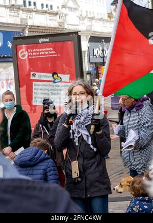 Eastbourne, Regno Unito. 16 maggio 2021. I manifestanti si riuniscono a sostegno dei palestinesi in seguito alle risposte militari di Israele agli attacchi missilistici contro Israele da parte dei militanti di Hamas. Credit: Newspics UK South/Alamy Live News Foto Stock