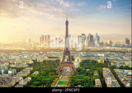 La mattina si ammira Parigi e la Torre Eiffel, vista dall'alto Foto Stock