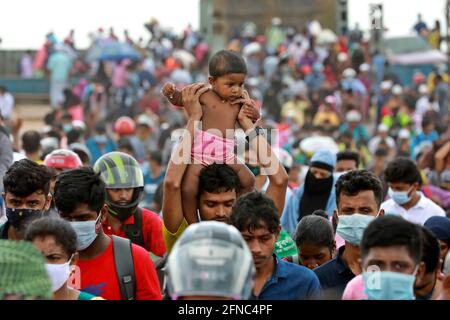 Dhaka, Dhaka, Bangladesh. 16 maggio 2021. Domenica 16 maggio 2021 persone arrivano al porto di Shimulia a Munshiganj mentre tornano a Dhaka dopo le vacanze Eid. Dhaka. Bangladesh Credit: Harun-or-Rashid/ZUMA Wire/Alamy Live News Foto Stock